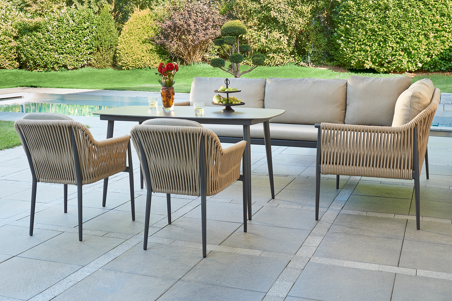 Gartenstuhl Balu 2 Armlehnenstuhl mit Sitz- und Rückenkissen Beige Gartenstuhl Balu 2 Armlehnenstuhl mit Sitz- und Rückenkissen Beige