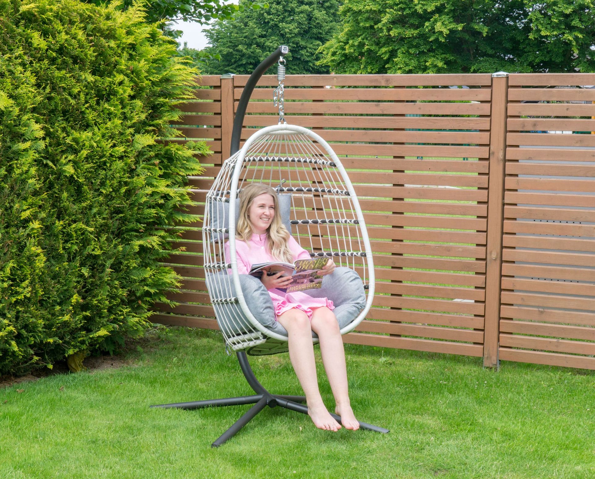 Garten- Hängesessel Hamburg Hängestuhl Hängekorb mit Gestell grau-weiß Garten- Hängesessel Hamburg Hängestuhl Hängekorb mit Gestell grau-weiß