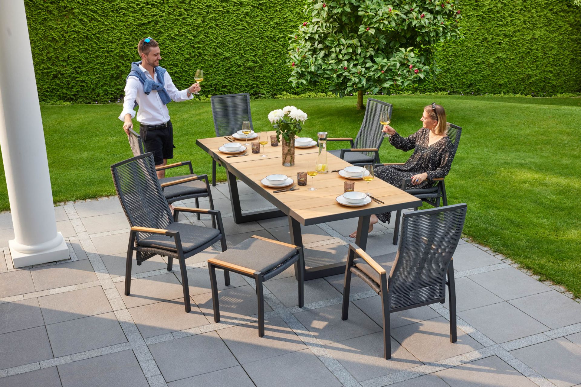 Gartentisch Texus Ausziehtisch mit Synchronauszug Teakholz 200/260x100cm Gartentisch Texus Ausziehtisch mit Synchronauszug Teakholz 200/260x100cm