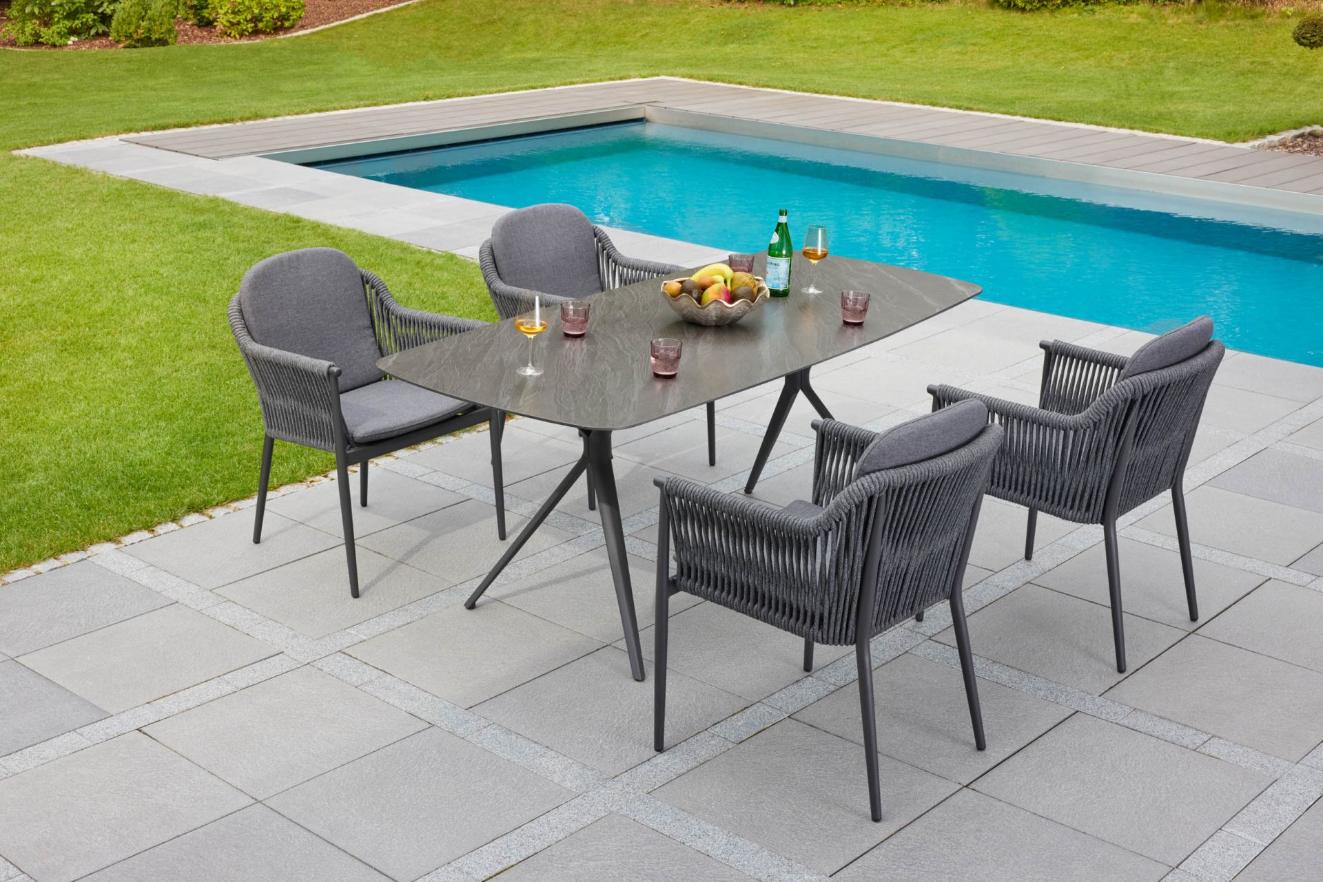 Gartenstuhl Armlehnenstuhl Balu 2 mit Sitz-und Rückenkissen anthrazit