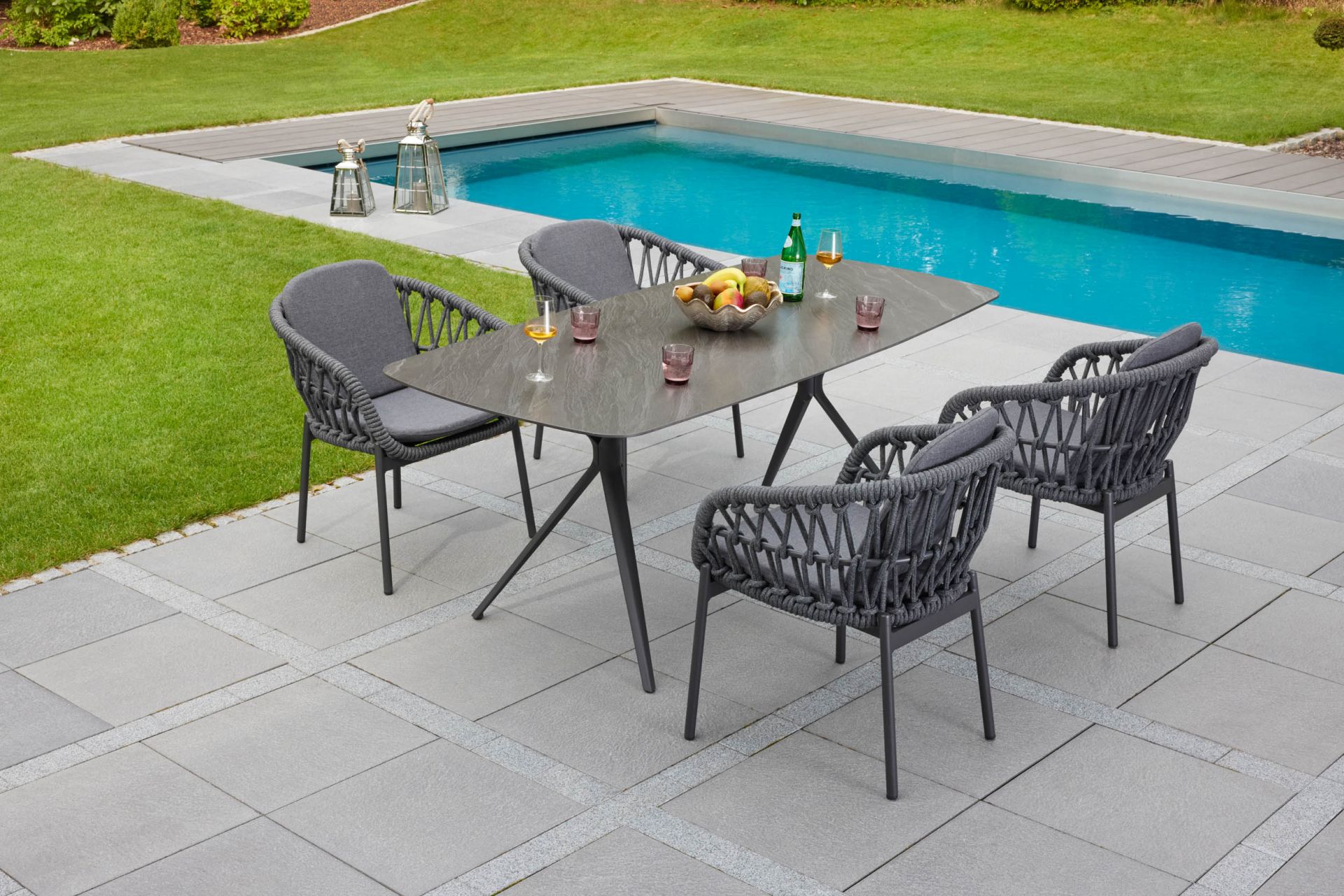 Gartenstuhl Armlehnenstuhl Balu mit Sitz-und Rückenkissen anthrazit Gartentisch Balu Esstisch Terrassentisch 180x90 cm Aluminium/sintered stone Stativ-Gestell